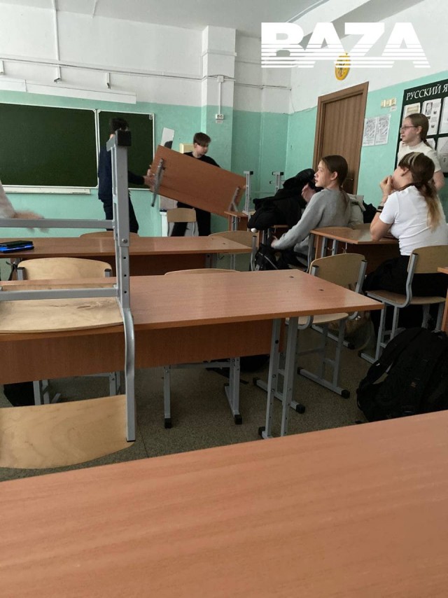 Ученики новосибирской школы баррикадируют партами двери после звонка учителю о готовящемся расстреле