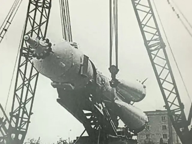 В западных соцсетях завирусился кадр с гигантской ракетой прямо во дворе — речь о памятнике «Союз-У» в Байконуре