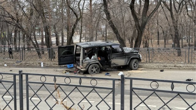 В Хабаровске "Гелендваген" попытался проскочить перекресток на красный свет, но столкнулся с "Тойотой".