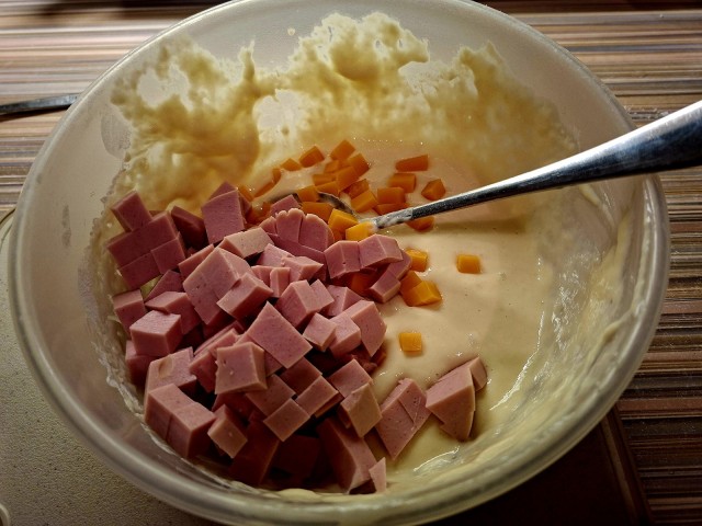 Оладьи с колбасой и сыром, а также с яблоком