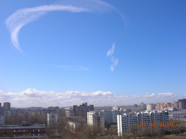 Над Питером что-то распыляют!