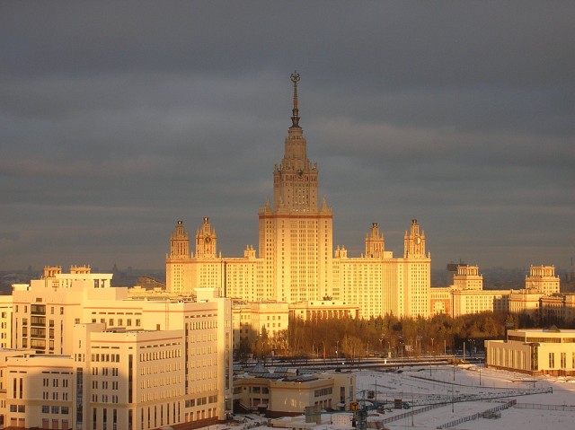 Необычный рассвет над Москвой