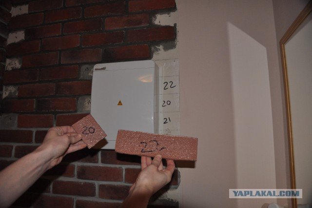 Приклеиваем плитку из искусственного камня