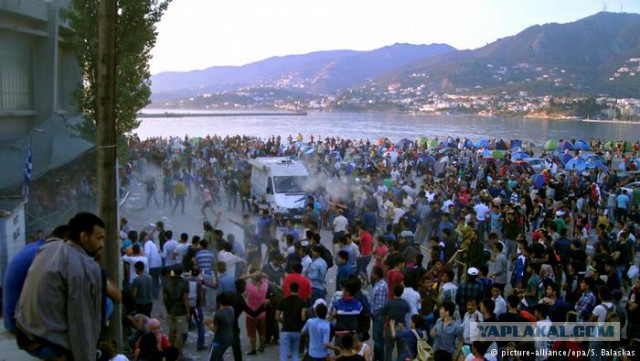 Беженцы плывут