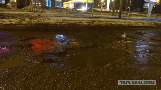 Омские дороги выглядят так, как будто там закончилась не зима, а война