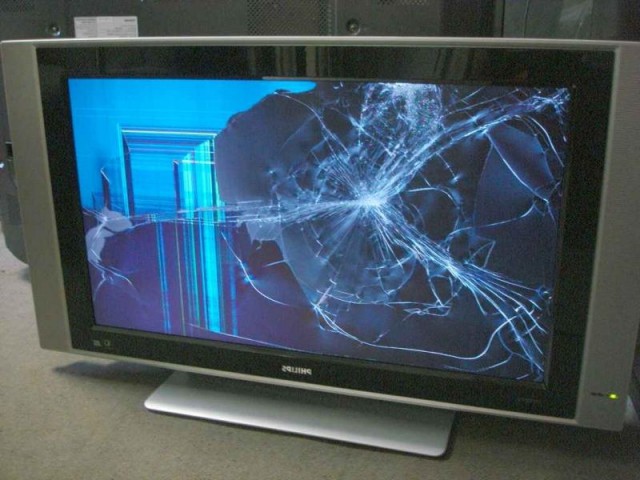 В московских подъездах установят телевизоры на 2,5 млрд рублей