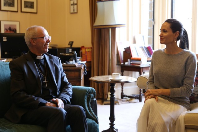 Джоли встретилась с архиепископом Кентерберийским без бюстгальтера