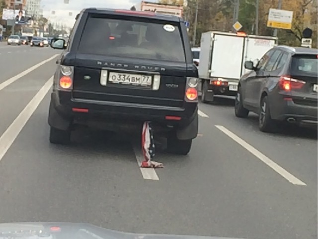 Перед посольством США в Москве