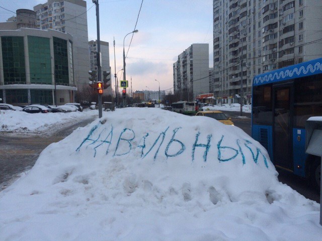 В Санкт-Петербурге на льду Фонтанки, покрытой снегом, кто-то написал слово «Навальный». На место приехали спасатели из МЧС