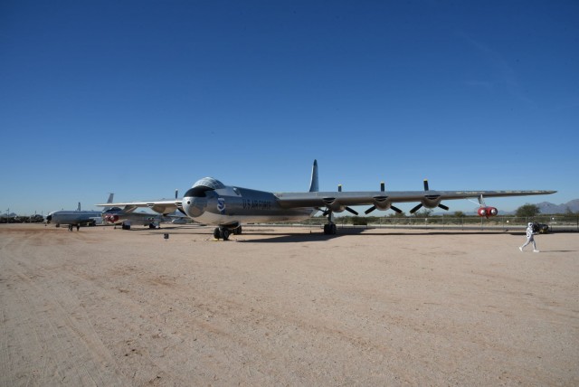 Самолет - Антонов Ан124 и Ил-76 "Волга-Днепр" Ил-76 из Лондона