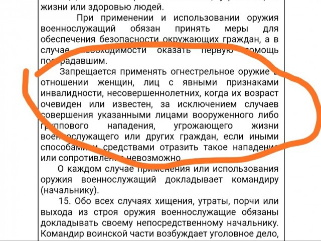Убитая горем мать показывает погибшую от снарядов ВСУ 10-летнюю дочь