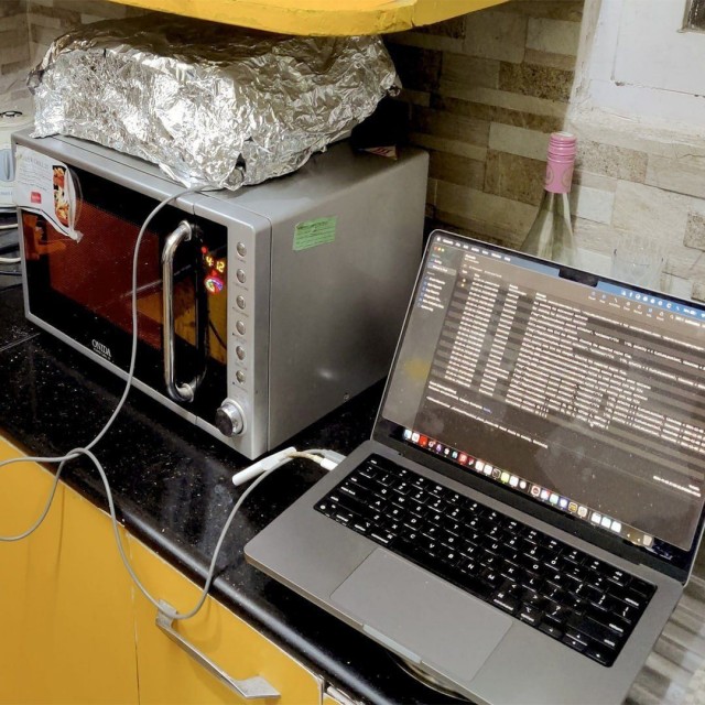 Внук купил бабушке AirPods Pro 2 как слуховой аппарат, но в Индии эта фича — недоступна. Поэтому внучок взломал наушники через микроволновку