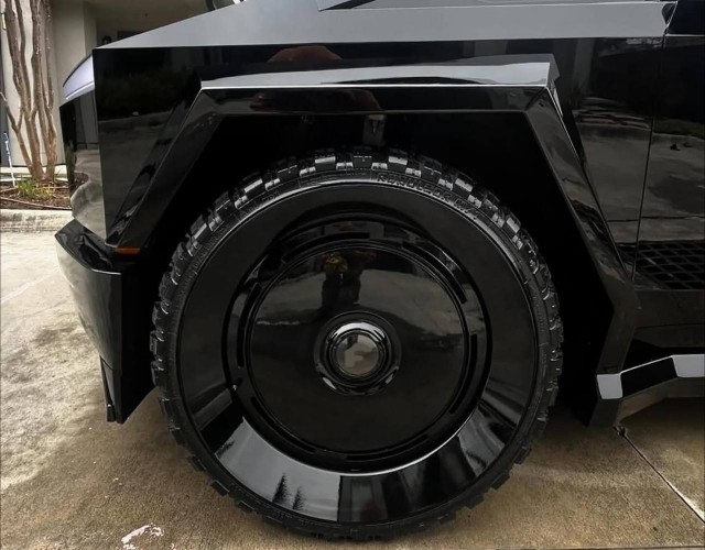 Кибертрак удивительный автомобиль. Можно сказать,  заготовка — любой тюнинг прикольнее заводского вида