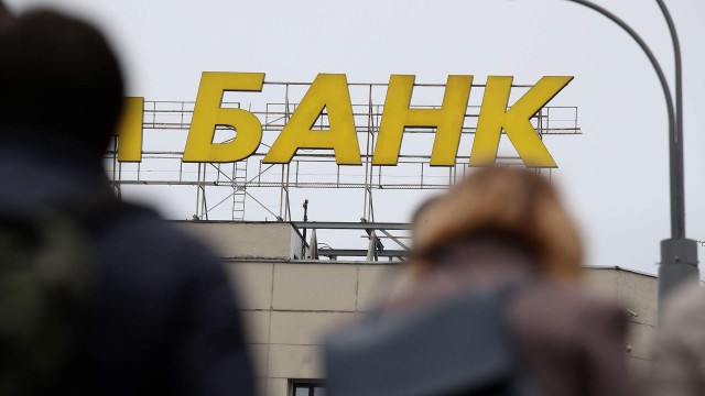 Банки массово подключают клиентам платные услуги