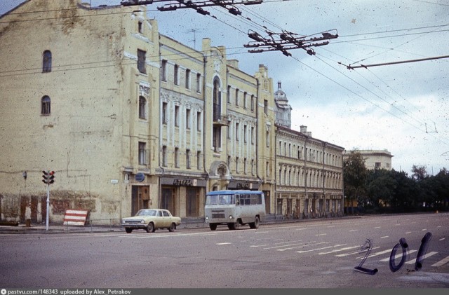Москва при Брежневе и сейчас на 20 кадрах сделанных в одних и тех же местах