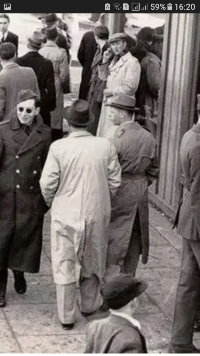 Путешественник во времени. Фото 1943 года!