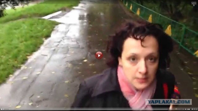Мать избивает мальчика на улице в Москве