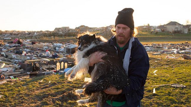 Мужчина нашел свою собаку в обломках после торнадо