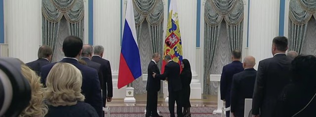 Весь зал встал, когда Путин вручал Звезду Героя родителям Нурбагандова