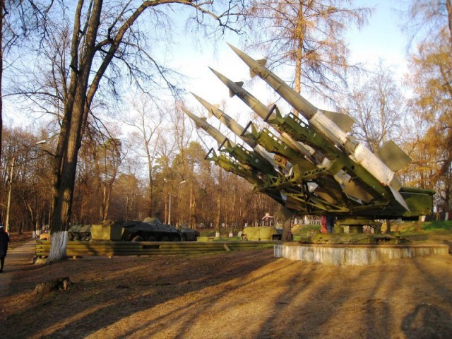 Самолет во дворе