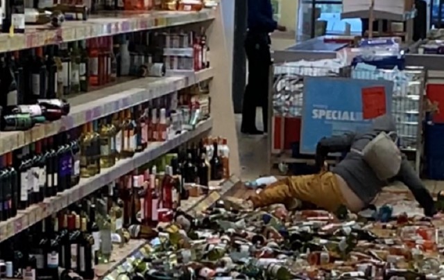 Нижегородский недоблогер ради эффектного хайпа пришёл в гипермаркет с футбольным мячом и принялся им бить стеллажи с алкоголем
