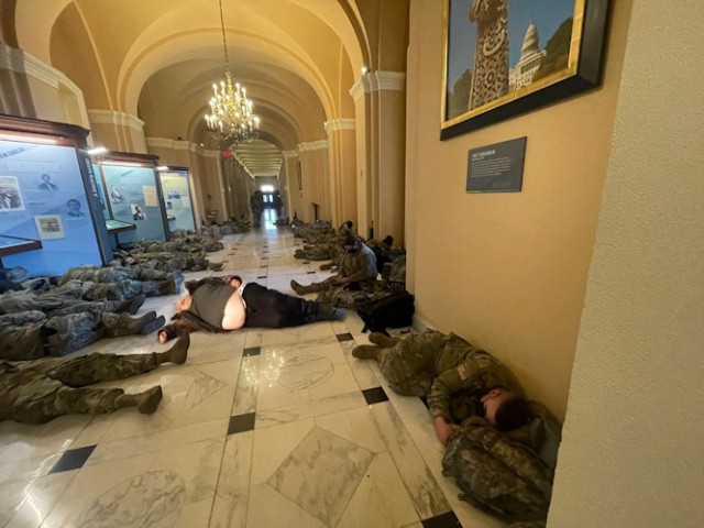 Так сейчас в здании Капитолия, где рассматривают резолюцию об импичменте Трампа