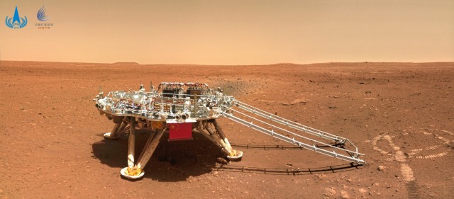 Прилетевший на Марс в мае китайский марсоход "Чжужун" прислал совместное с посадочной платформой фото