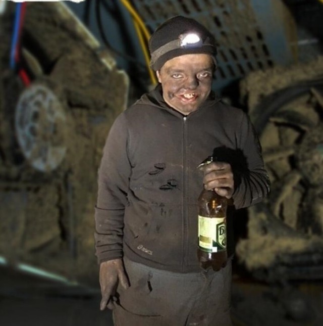 Чумазый шахтер на заднем плане