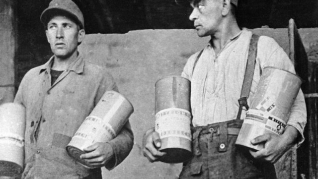 Профессия-комендант концлагеря.Лишенный моральных принципов, он не видел разницы между приказом убивать людей или валить деревья