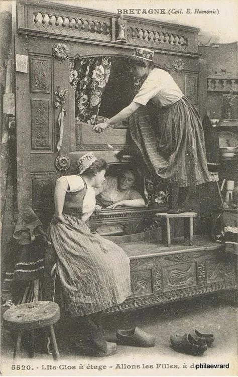 Встроенные кровати-шкафы).