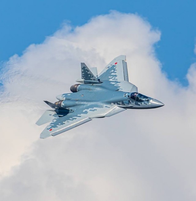 ОАК впервые подняла в воздух двухместный Су-57