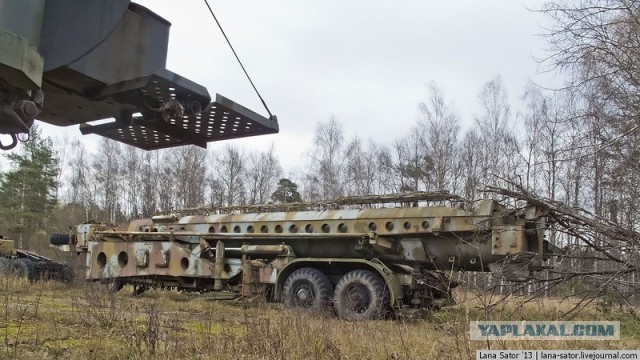 Вечный ремонт. Заброшенная военная техника.