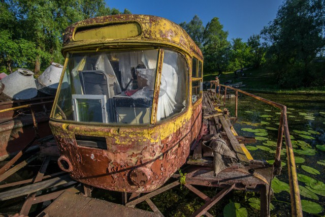 Заброшенный плавучий трамвай-дача для летнего отдыха