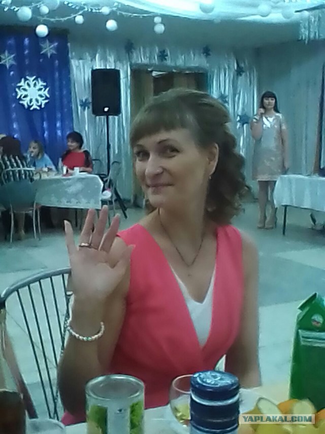 "Не сдала 300 рублей - нет подарка": в школе под Режом учитель отобрала у четвероклассницы грамоту