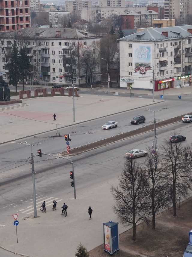 Давайте фото у кого какой вид из окна на оживленные улицы городов в настоящий момент