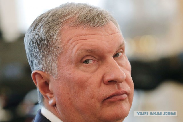 Бурдж-Халифа окрасился в цвета российского флага