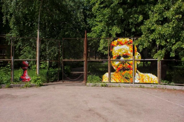 К стенке