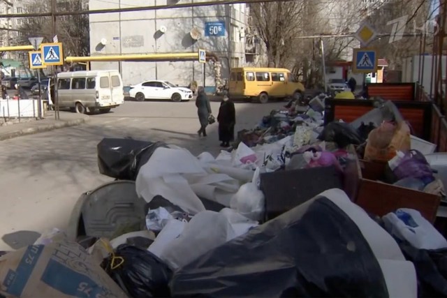 В Махачкале жители жалуются на «горы мусора» на улицах.