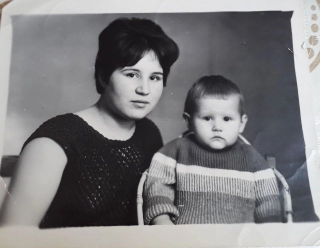«Ее не брошу». 19 лет муж живет с двумя женами — парализованной и здоровой