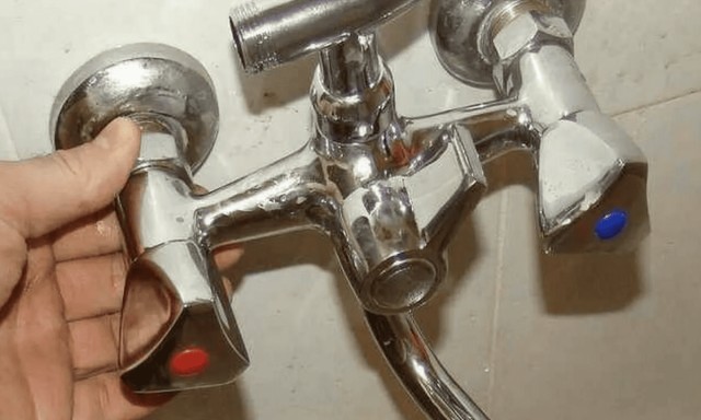 Почему холодная вода всегда справа, и что бывает, когда делают наоборот: нельзя менять местами холодную и горячую воду?