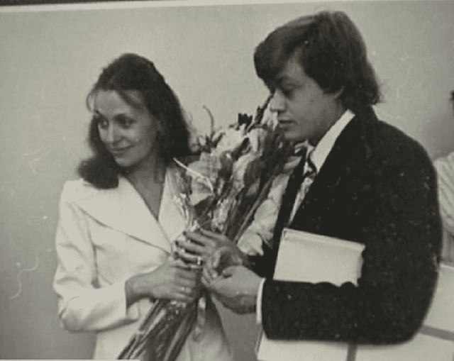 «Умчала в Дубай, крутит с миллионерами, покрасила волосы в розовый цвет» как в свои 77 лет живет «веселая вдова» Караченцева