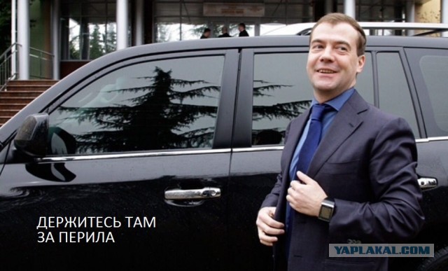 На Сахалине вместе с жильцами упал балкон третьего этажа