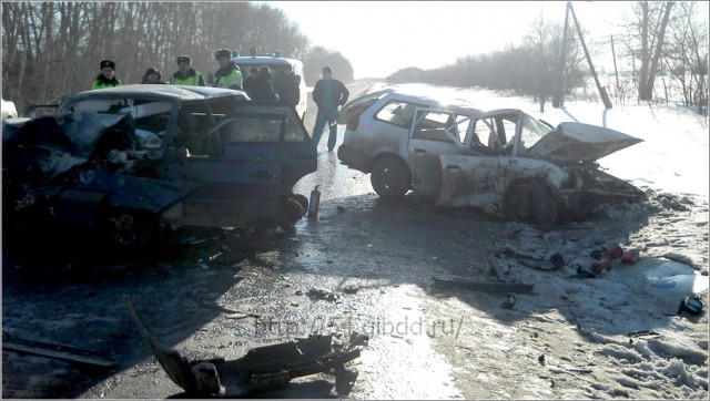 Дорожка в яркий солнечный день