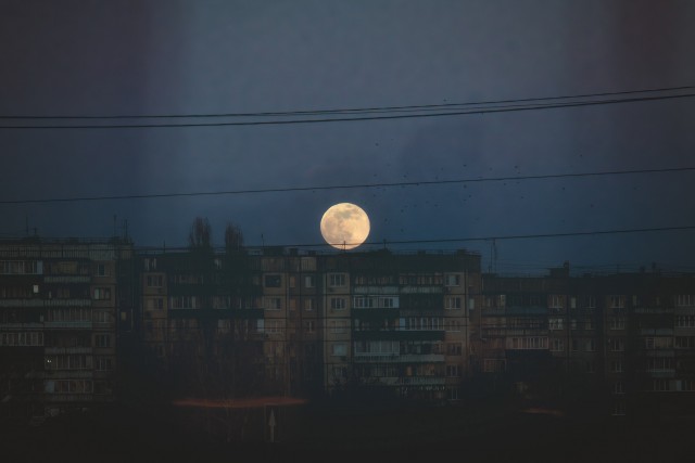 Солнце, небо и лунища