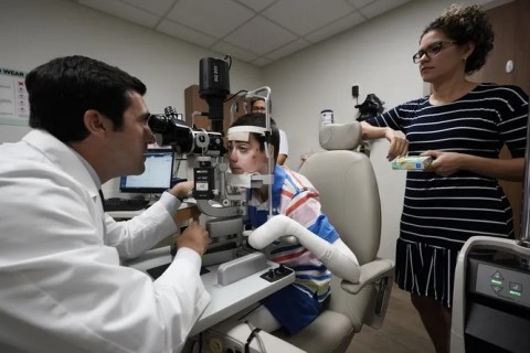 Пацану вернули зрение с помощью генной терапии и вируса