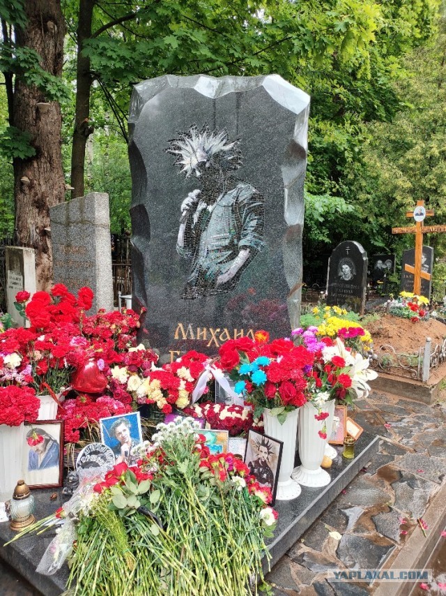 Девушки встретили в метро маму Михаила Горшенева