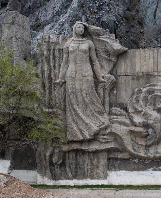 Гигантская голова Ленина