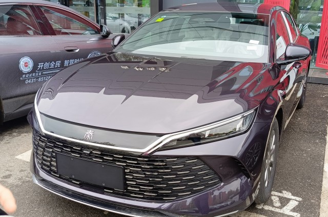 В Китае устроили распродажу Volkswagen Lavida 2024 г.в. Цена со всеми скидками — 11,5 тыс. долларов (930 тыс. рублей по курсу)