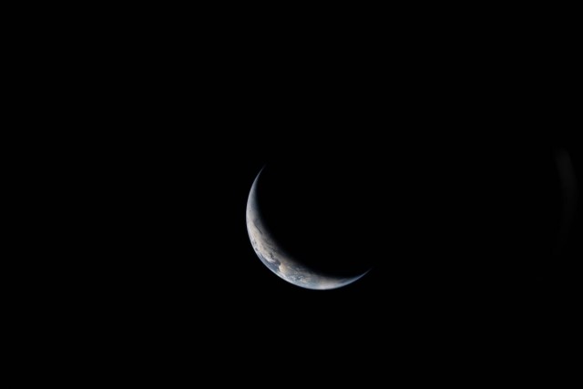 Тем временем, новая подборка снимков от миссии Artemis II, которая сегодня преодолела половину пути к своей цели