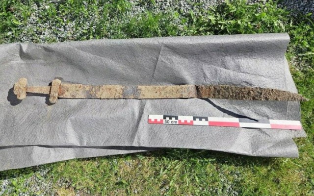 Норвежский школьник нашел на экскурсии 1300-летний меч викингов